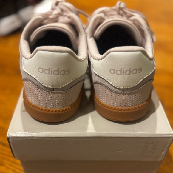 Adidas NWT Women's Athletic Shoes Tan and White with Cloud Foam Technology sz 10 - Picture 5 of 12